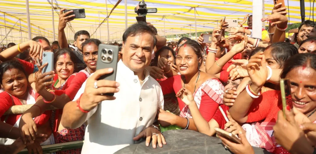 Himanta biswa sarma takes selfie